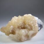 Apofylliet (Zeegroene) met Stilbiet en daarop Calciet kristalletjes (Realisatie)