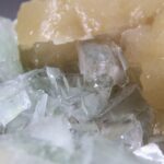 Apofylliet (Zeegroene) met Stilbiet en daarop Calciet kristalletjes (Realisatie)