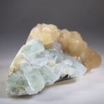 Apofylliet (Zeegroene) met Stilbiet en daarop Calciet kristalletjes (Realisatie)