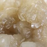 Apofylliet (Zeegroene) met Stilbiet en daarop Calciet kristalletjes (Realisatie)