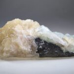Apofylliet (Zeegroene) met Stilbiet en daarop Calciet kristalletjes (Realisatie)