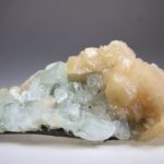 Apofylliet (Zeegroene) met Stilbiet en daarop Calciet kristalletjes (Realisatie)