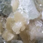 Apofylliet (Zeegroene) met Stilbiet en daarop Calciet kristalletjes (Realisatie)