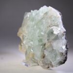Apofylliet (Zeegroene) met Stilbiet en daarop Calciet kristalletjes (Realisatie)