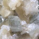 Apofylliet (Zeegroene) met Stilbiet en daarop Calciet kristalletjes (Realisatie)