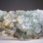 Apofylliet (Zeegroene) met Stilbiet en daarop Calciet kristalletjes (Realisatie)