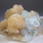 Apofylliet (Zeegroene) met Stilbiet en daarop Calciet kristalletjes (Realisatie)