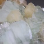 Apofylliet (Zeegroene) met Stilbiet en daarop Calciet kristalletjes (Realisatie)