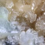 Apofylliet (Zeegroene) met Stilbiet en daarop Calciet kristalletjes (Realisatie)