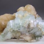 Apofylliet (Zeegroene) met Stilbiet en daarop Calciet kristalletjes (Realisatie)