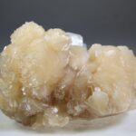Apofylliet (Zeegroene) met Stilbiet en daarop Calciet kristalletjes (Realisatie)