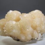 Apofylliet (Zeegroene) met Stilbiet en daarop Calciet kristalletjes (Realisatie)