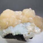 Apofylliet (Zeegroene) met Stilbiet en daarop Calciet kristalletjes (Realisatie)