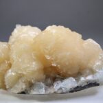 Apofylliet (Zeegroene) met Stilbiet en daarop Calciet kristalletjes (Realisatie)