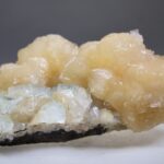 Apofylliet (Zeegroene) met Stilbiet en daarop Calciet kristalletjes (Realisatie)