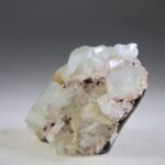 Apofylliet (Zeegroene) met Stilbiet en daarop Calciet kristalletjes (Realisatie)
