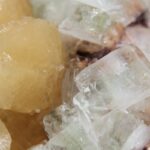 Apofylliet (Zeegroene) met Stilbiet en daarop Calciet kristalletjes (Realisatie)