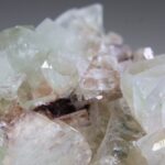Apofylliet (Zeegroene) met Stilbiet en daarop Calciet kristalletjes (Realisatie)
