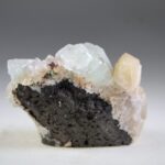 Apofylliet (Zeegroene) met Stilbiet en daarop Calciet kristalletjes (Realisatie)