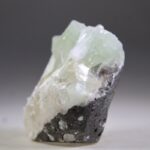 Apofylliet (Zeegroene) met Stilbiet en daarop Calciet kristalletjes (Realisatie)