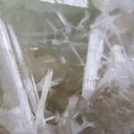 Apofylliet (Zeegroene) met Stilbiet en daarop Calciet kristalletjes (Realisatie)