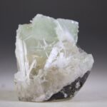 Apofylliet (Zeegroene) met Stilbiet en daarop Calciet kristalletjes (Realisatie)