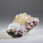 Apofylliet (Zeegroene) met Stilbiet en daarop Calciet kristalletjes (Realisatie)