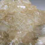 Apofylliet (Zeegroene) met Stilbiet en daarop Calciet kristalletjes (Realisatie)