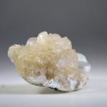 Apofylliet (Zeegroene) met Stilbiet en daarop Calciet kristalletjes (Realisatie)