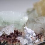 Apofylliet (Zeegroene) met Stilbiet en daarop Calciet kristalletjes (Realisatie)