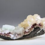 Apofylliet (Zeegroene) met Stilbiet en daarop Calciet kristalletjes (Realisatie)
