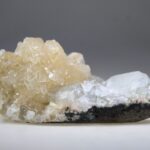 Apofylliet (Zeegroene) met Stilbiet en daarop Calciet kristalletjes (Realisatie)