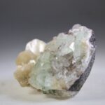 Apofylliet (Zeegroene) met Stilbiet en daarop Calciet kristalletjes (Realisatie)
