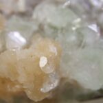 Apofylliet (Zeegroene) met Stilbiet en daarop Calciet kristalletjes (Realisatie)