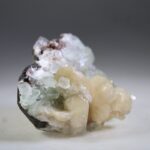Apofylliet (Zeegroene) met Stilbiet en daarop Calciet kristalletjes (Realisatie)