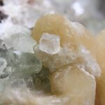 Apofylliet (Zeegroene) met Stilbiet en daarop Calciet kristalletjes (Realisatie)