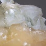 Apofylliet (Zeegroene) met Stilbiet en daarop Calciet kristalletjes (Realisatie)