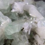Aqua groene Apofylliet met witte Stilbiet
