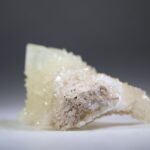 Calciet (wit) uit Indonesië