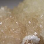 Calciet (wit) uit Indonesië