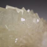 Calciet (wit) uit Indonesië
