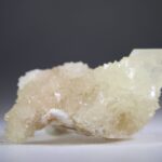 Calciet (wit) uit Indonesië