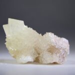 Calciet (wit) uit Indonesië