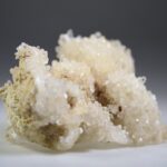 Calciet (wit) uit Indonesië