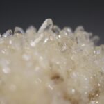 Calciet (wit) uit Indonesië