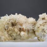 Calciet (wit) uit Indonesië