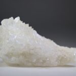 Calciet (wit) uit Indonesië