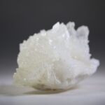 Calciet (wit) uit Indonesië
