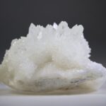 Calciet (wit) uit Indonesië