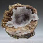 Chalcedoon roosjes in geode